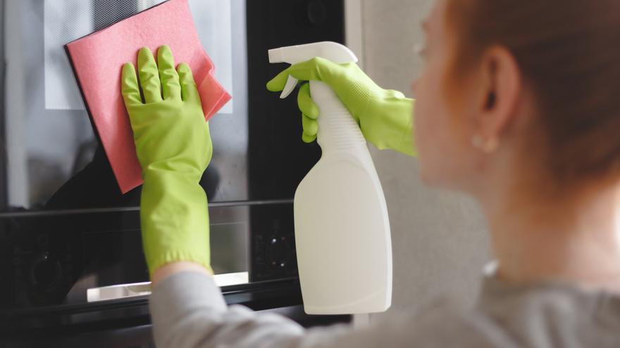 Cuatro trucos de limpieza para dejar el microondas limpio como el primer día