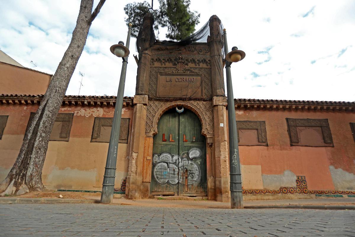 Fachada de la antigua Fábrica Ceramo, en Benicalap.