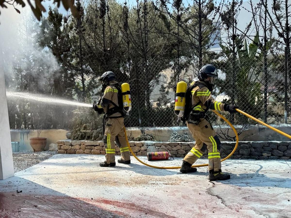 Bomberos de Ibiza extinguieron el fuego provocado por la explosión.