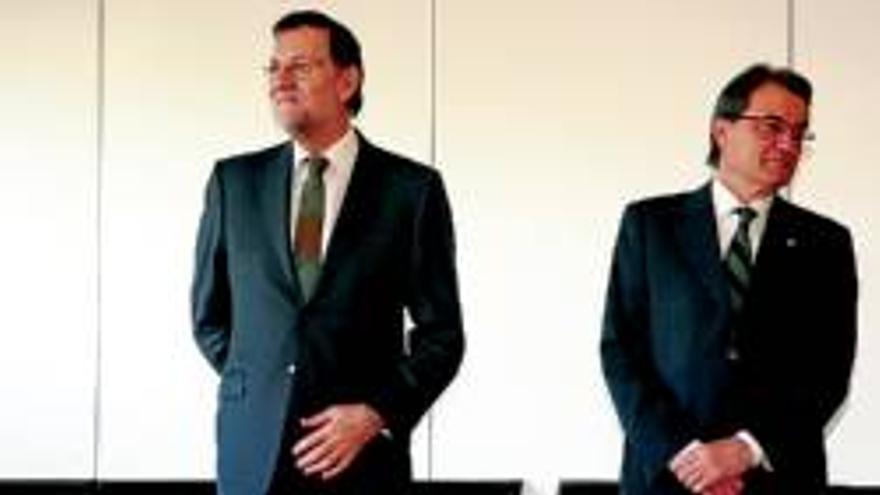 Rajoy y Mas pactan flexibilizar el déficit y encallan en la consulta