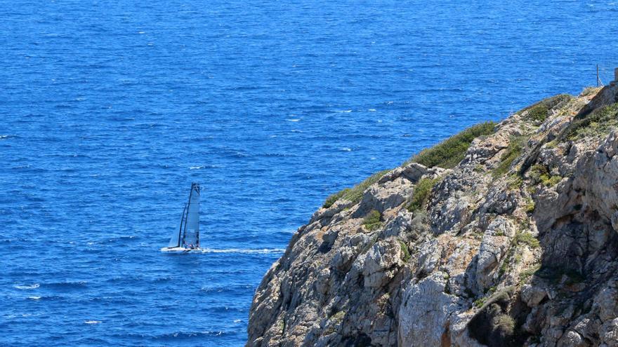 El trimarán &#039;STP Rigging-Med&#039; a su paso por el faro de Capdepera.