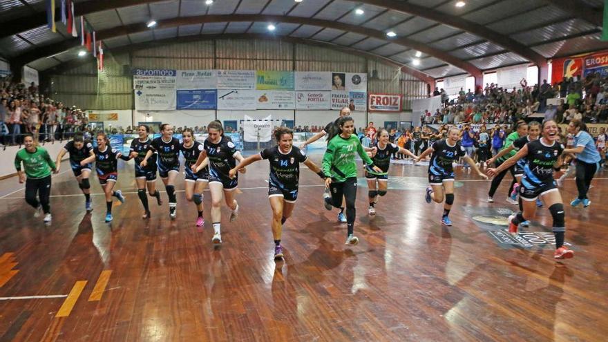 Las jugadoras del Atlético Guardés celebran el título en el pabellón de A Sangriña. / Marta G. Brea