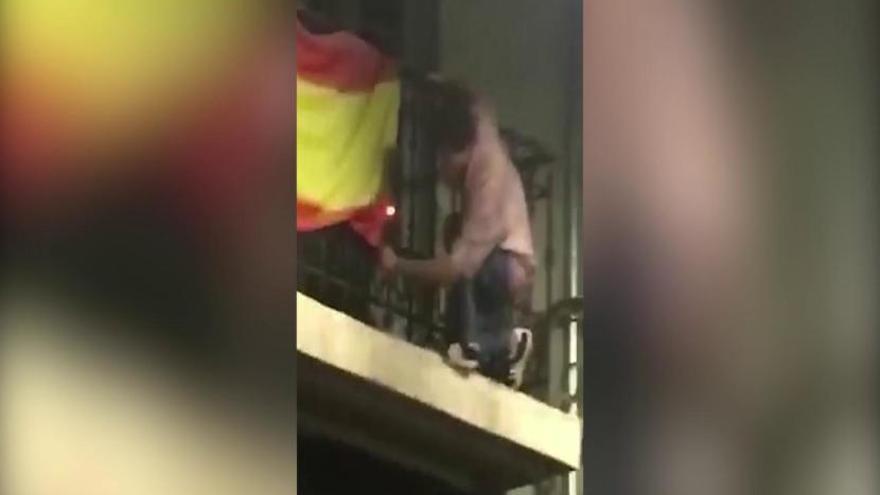 Jóvenes queman una bandera de España en la calle del Rosal en una noche de San Mateo