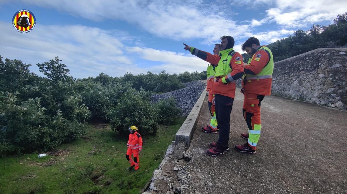 Bomberos desplegados en Favara para buscar a la mujer desaparecida.