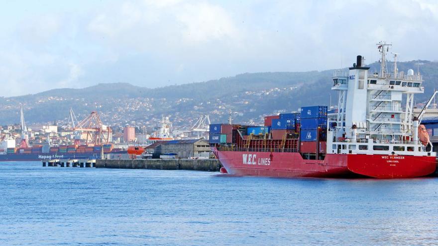 El “WEC Vermeer”, presunto responsable del vertido de fuel, retenido en el puerto de Vigo. |  // MARTA G.BREA