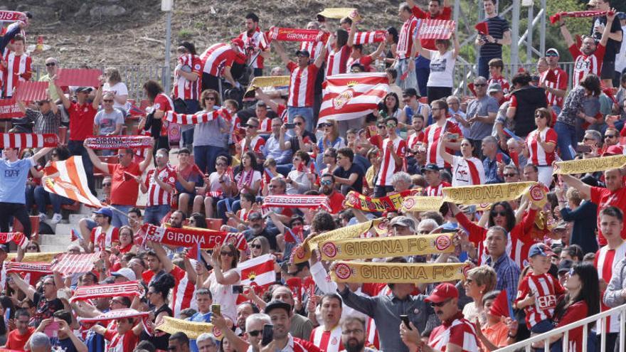 Aficionats del Girona a la grada de Montilivi