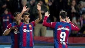 Lewandowski felicita a Lamine Yamal durante el Barça-Granada en Montjuïc.