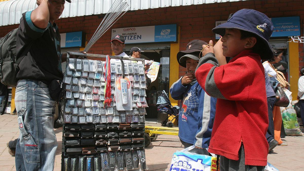 Un hombre vende accesorios para teléfonos móviles y controles remotos de TV hoy, 14 de noviembre de 2007, en una calle céntrica de Cuenca (Ecuador).