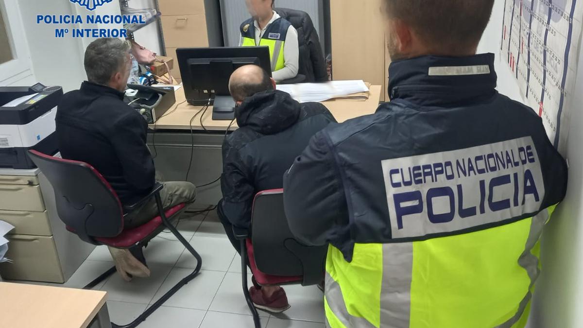 Policías nacionales con los dos ladrones detenidos por la veintenar de robos en coches.