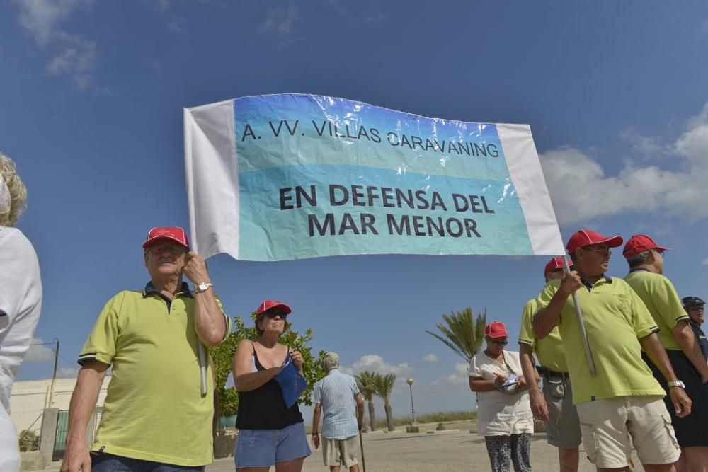 Protesta ante un Mar Menor que amanece cubierto de espuma