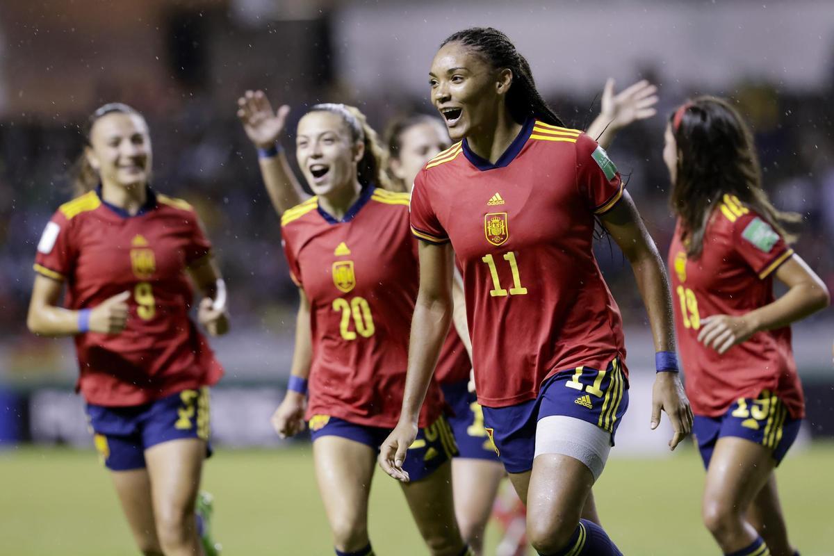 AMDEP6021. SAN JOSÉ (COSTA RICA), 28/08/2022.- Salma Paralluelo (frente) de España celebra su gol hoy, en la final de la Copa Mundial Femenina Sub-20 entre España y Japón, en el estadio Nacional en San José (Costa Rica). EFE/Jeffrey Arguedas