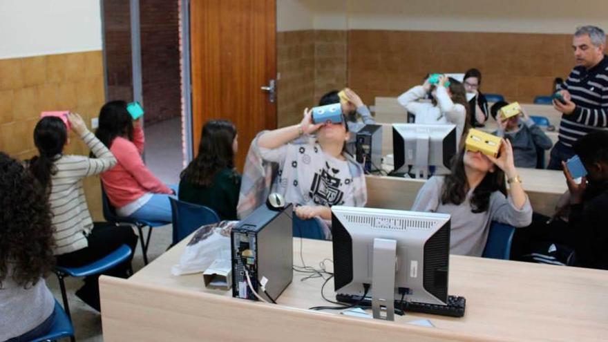 Los alumnos de Secundaria del Santo Ángel, en pleno viaje virtual.