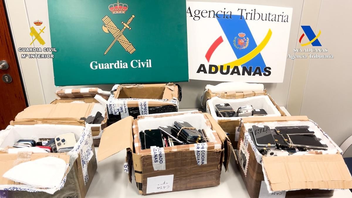 Móviles robados y recuperados en el aeropuerto del Prat cuando se iban a envia a Asia