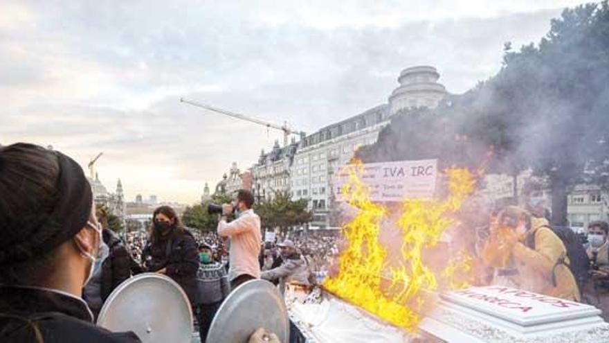 Manifestantes de la hostelería queman un ataúd, el viernes en la Avenida dos Aliados de Oporto.