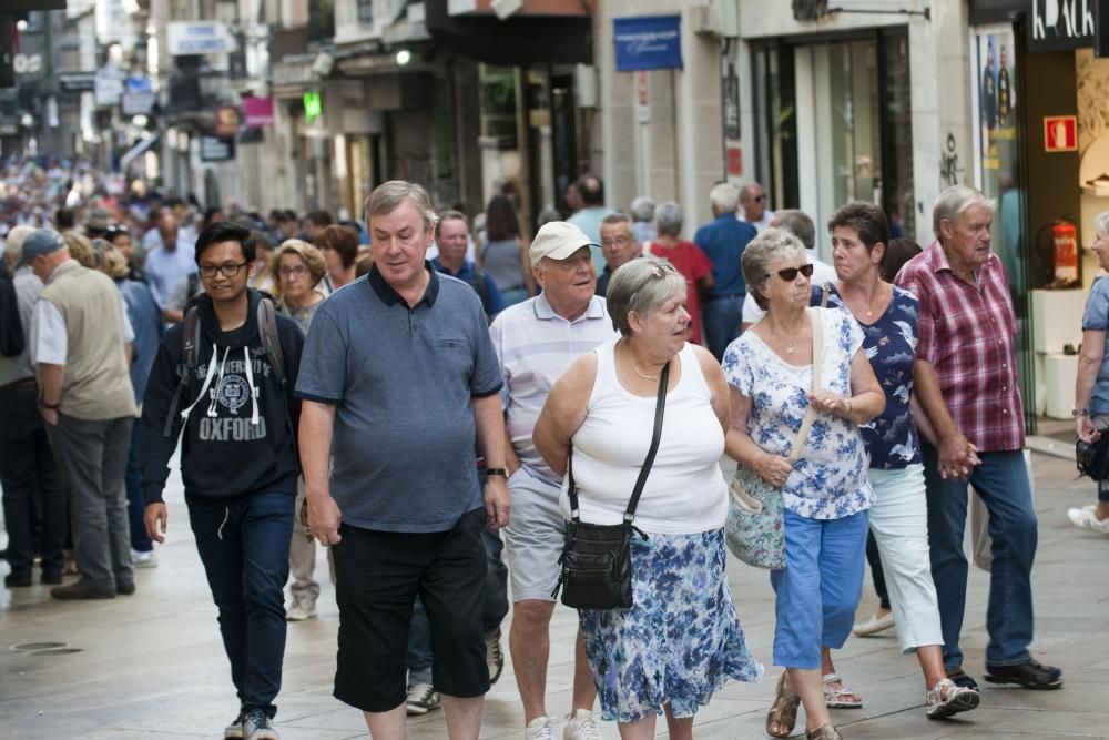 La ciudad registra un nuevo récord de visitantes, entre turistas y tripulación, con el atraque de 'Independence of the Seas', 'Koningsdam' y 'Mein Schiff' en el puerto de A Coruña.