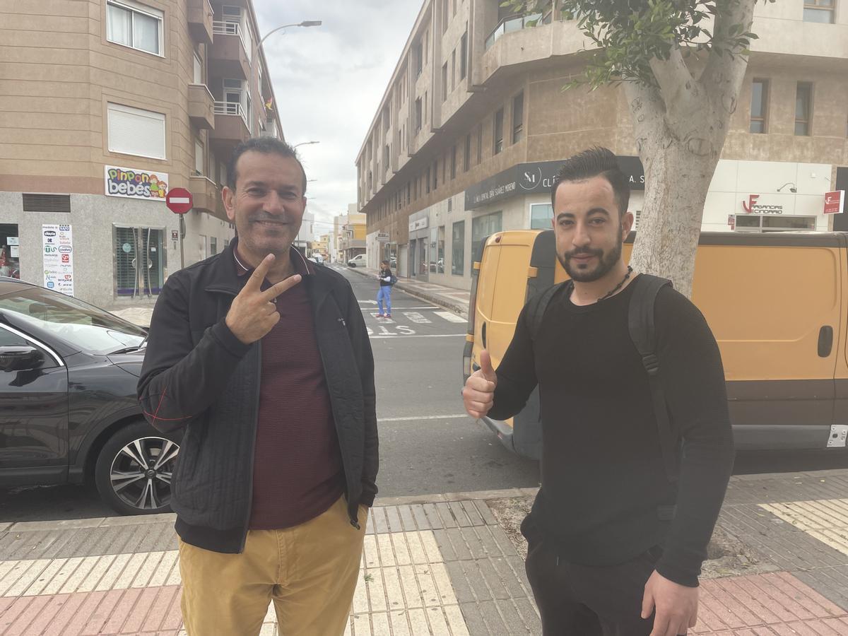 Dos marroquíes posan felices tras la victoria de su selección en la calle Tara de Vecindario