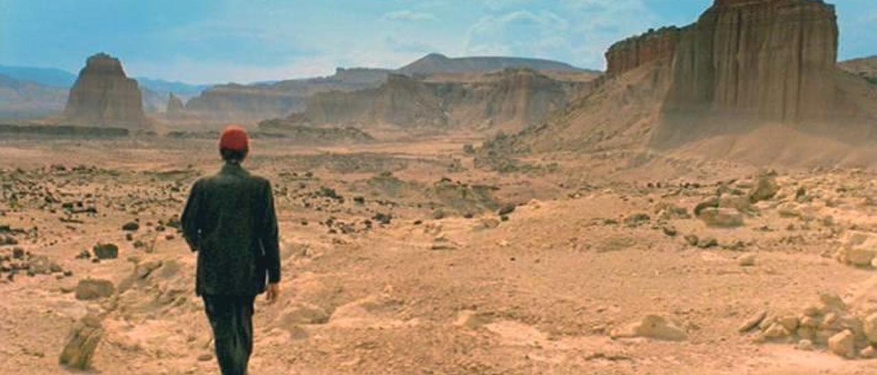 El actor Harry Dean Stanton en un plano de Paris, Texas.