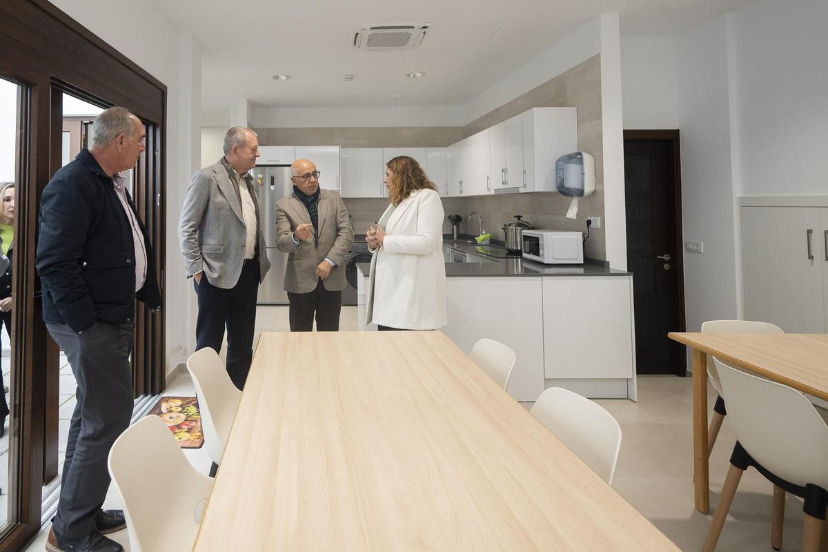 Sergio Nuez, José Agustín Arencibia, Antonio Morales e Isabel Mena, este jueves en la cocina-comedor del hogar funcional inauguraado en Teror.