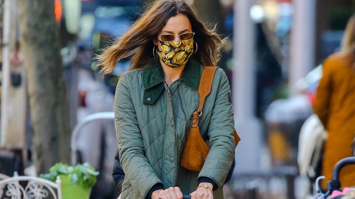 Irina Shayk con chaqueta acolchada por las calles de Nueva York