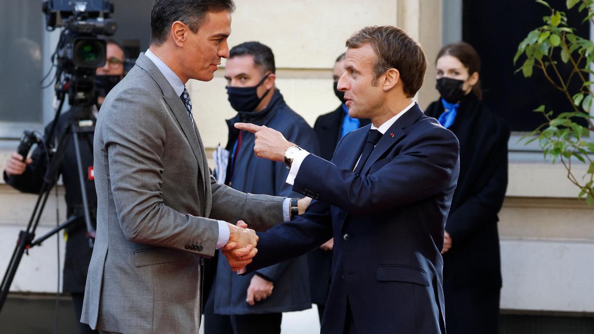 El presidente del Gobierno, Pedro Sánchez, con el presidente de la República francesa, Emmanuel Macron, en la reciente cumbre europea de Versalles.
