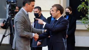 El presidente del Gobierno, Pedro Sánchez, con el presidente de la República francesa, Emmanuel Macron, en la reciente cumbre europea de Versalles. 