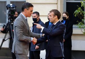 El presidente del Gobierno, Pedro Sánchez, con el presidente de la República francesa, Emmanuel Macron, en la reciente cumbre europea de Versalles. 