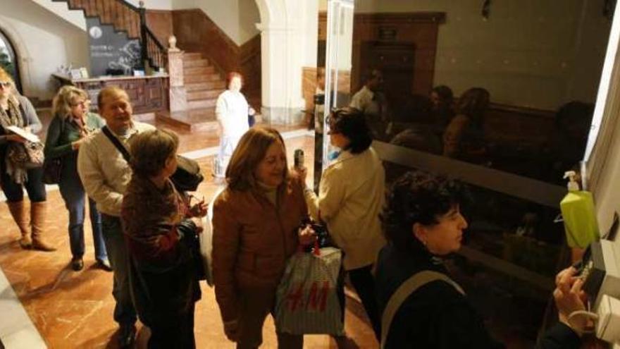 Cola de funcionarios para fichar al finalizar su jornada, ayer a la salida del Ayuntamiento.