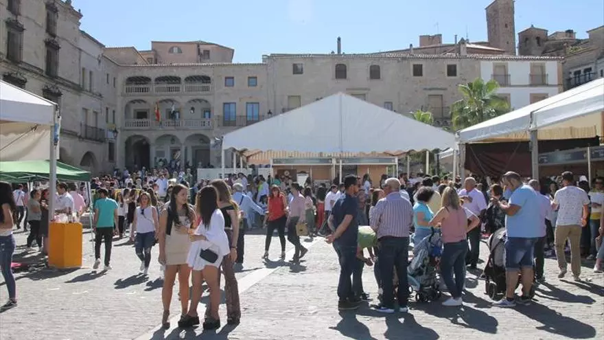 Jornada de calor y de mucho público en la plaza mayor de trujillo
