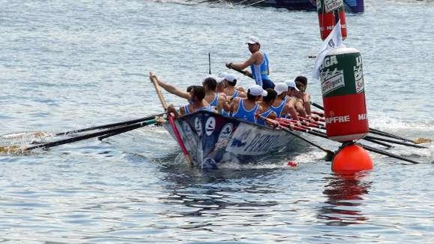 La trainera de Tirán, en una prueba en la ría de Vigo. // Gonzalo Núñez