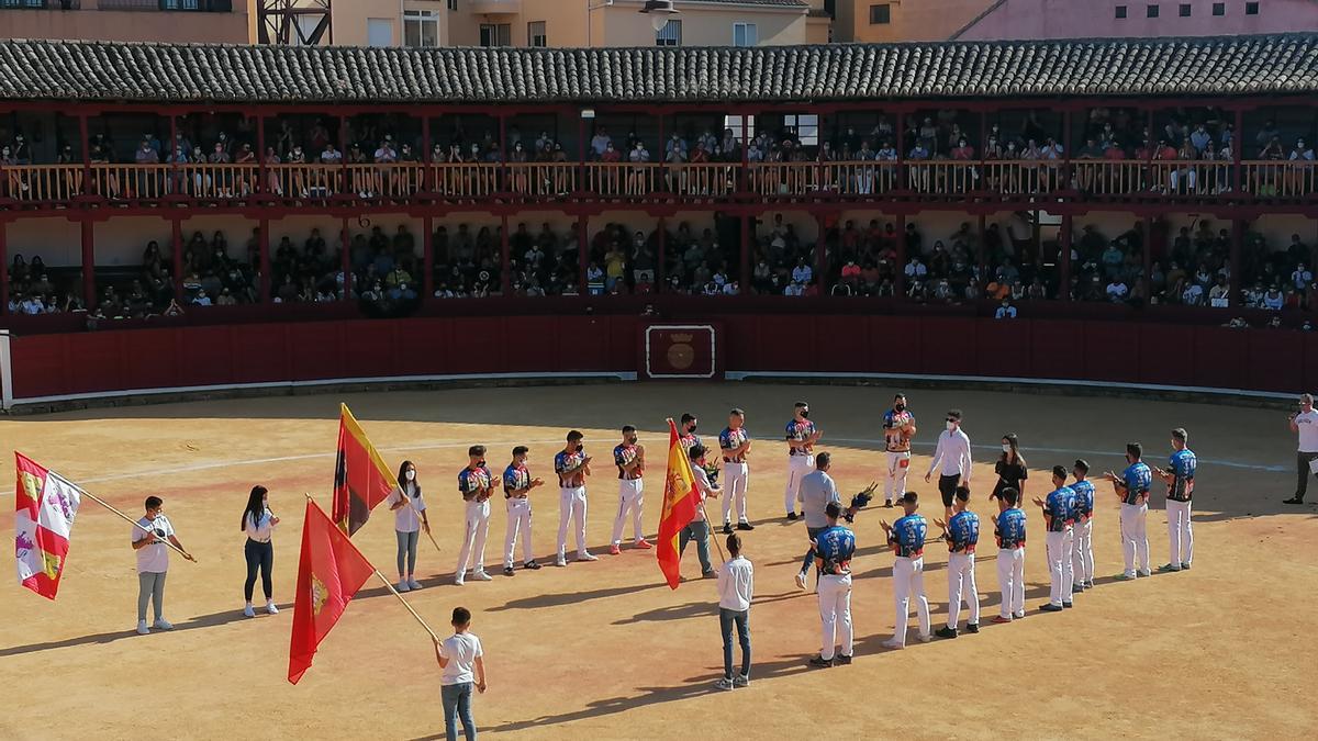 Recortadores y aficionados rinden un homenaje a Pedro Imaz con la entrega de una placa a sus hijos