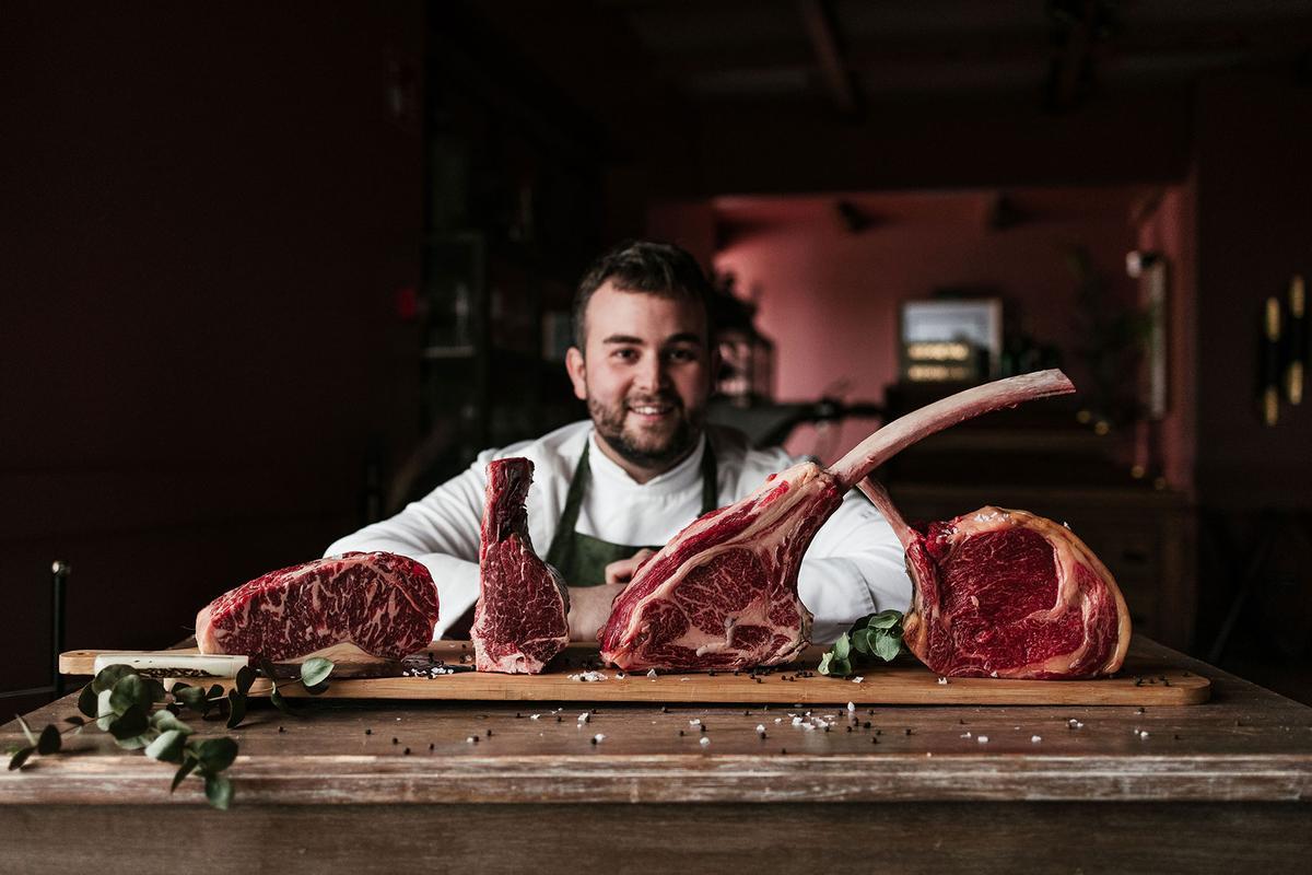 Toño Navarro con trozos de carne de vacas de autor