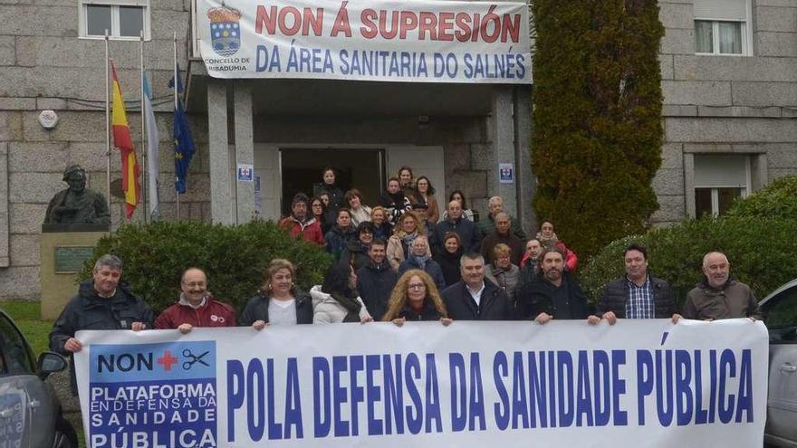 La concentración celebrada a mediodía por la plataforma pola sanidade pública do Salnés ante la casa consistorial de Ribadumia. // Noé Parga