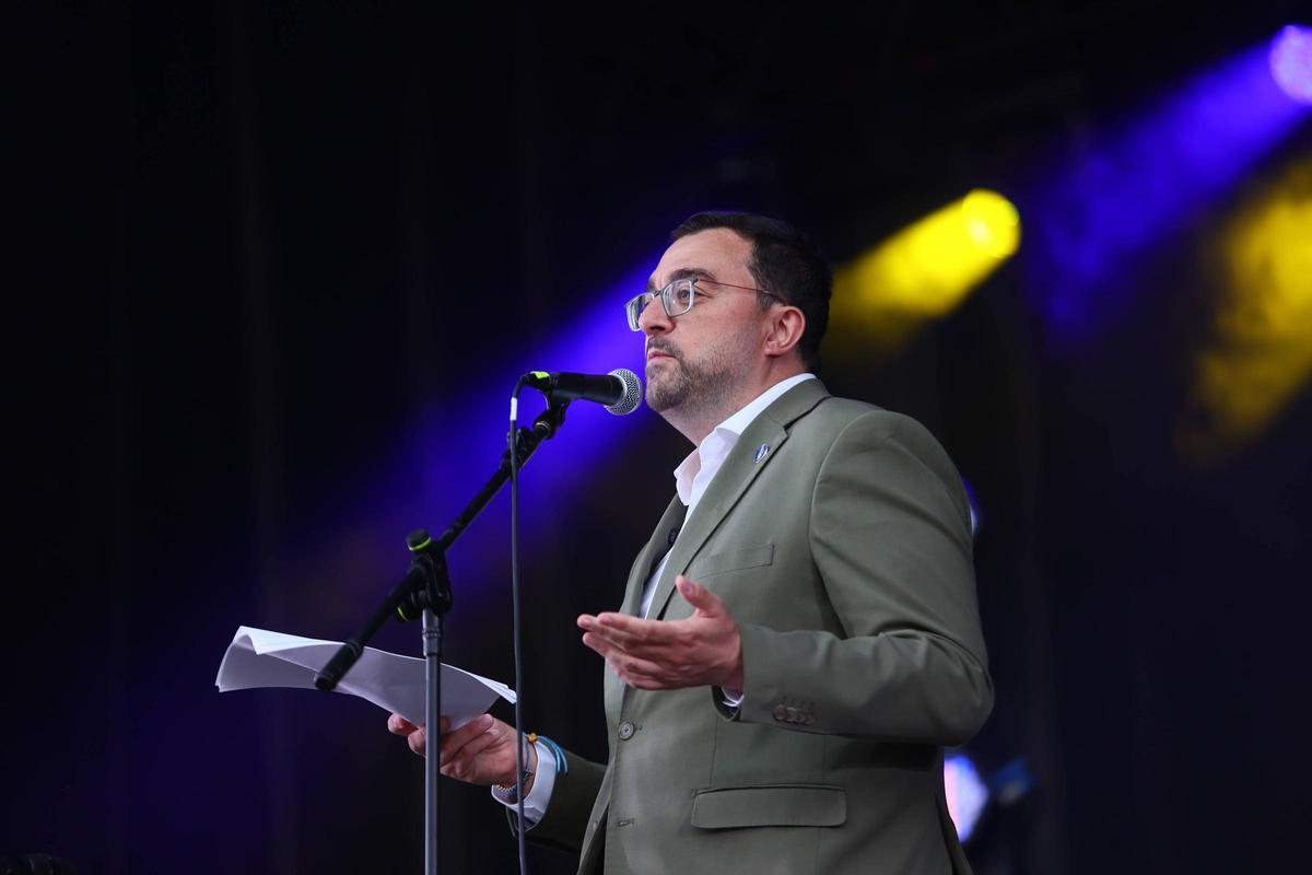 Así fue el pregón de las fiestas de Pola de Laviana, con Adrián Barbón, presidente del Principado Así fue el pregón de las fiestas de Pola de Laviana, con Adrián Barbón, presidente del Principado