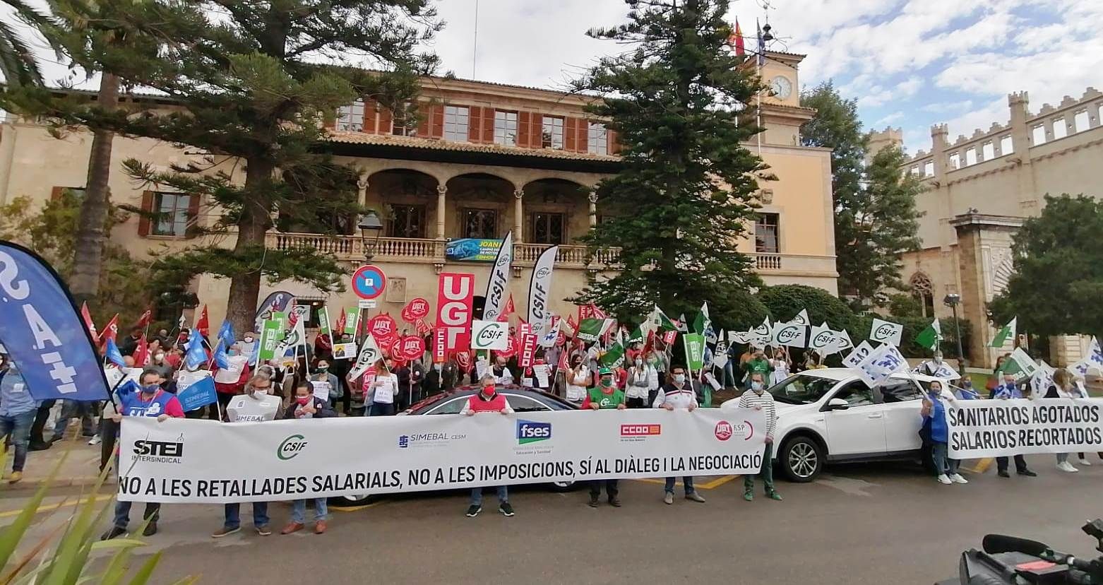 Manifestación frente al Consolat de Mar contra los recortes de sueldos a los funcionarios