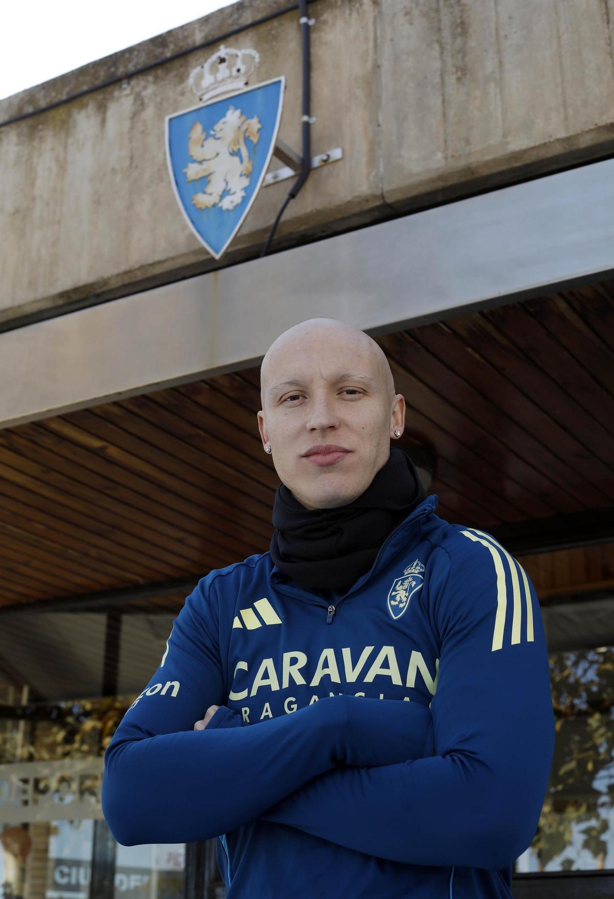 El extremo catalán, junto al escudo del Real Zaragoza.