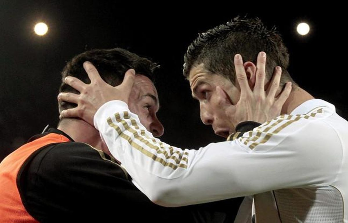 El davanter portuguès Cristiano Ronaldo celebra el seu gol, el segon del Reial Madrid, amb el seu company José Callejón.
