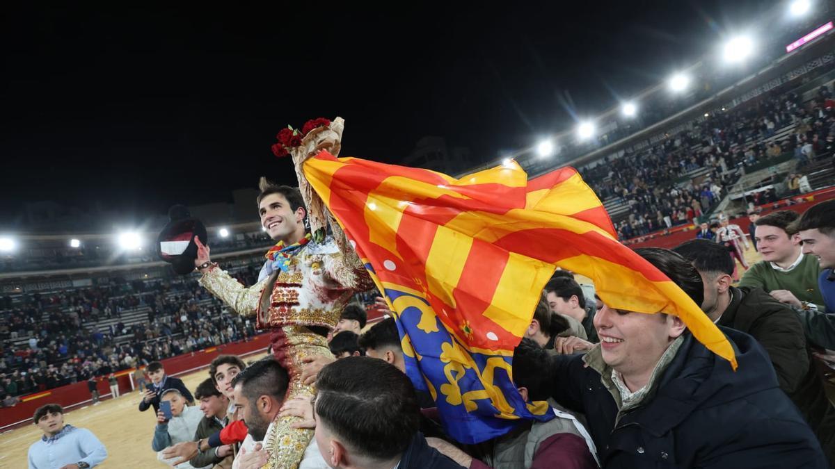 Puerta grande para el torero valenciano Samuel Navalón en la Feria de Fallas