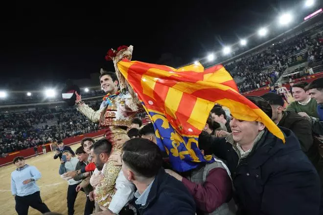 Puerta grande para el torero valenciano Samuel Navalón en la Feria de Fallas