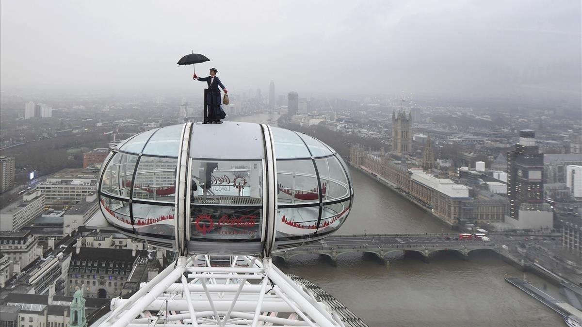 Antes del estreno de El retorno de Mary Poppins, un doble se encarama en un edificio de Londres.