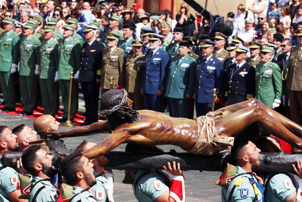 El traslado del Cristo de la Buena Muerte a cargo de la Legión volvió a congregar a numeroso público en la explanada de Santo Domingo