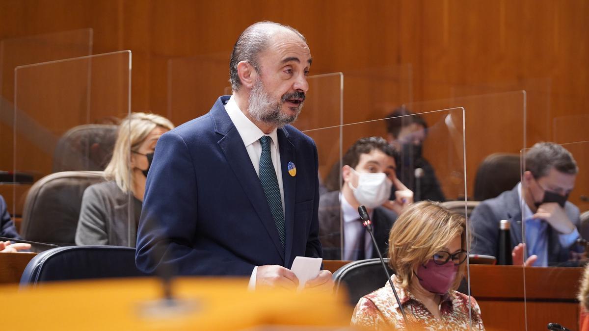 El presidente de Aragón, Javier Lambán, responde a los grupos de la oposición en la sesión de control en el pleno de las Cortes.