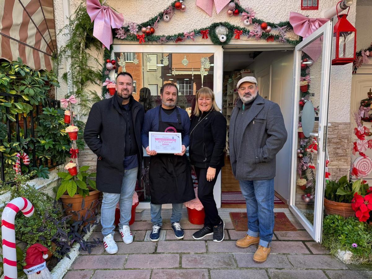 Lucas Jodar y Mora con los ganadores de este concurso, el comercio SweetCookies en Paterna.