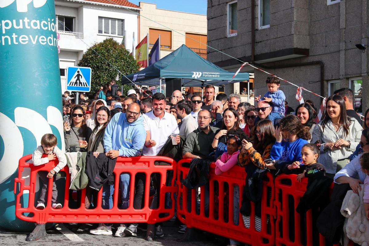 "Os Rompecolchóns 2.0" se impone en una carrera de camas de Meaño que deja espectaculares imágenes