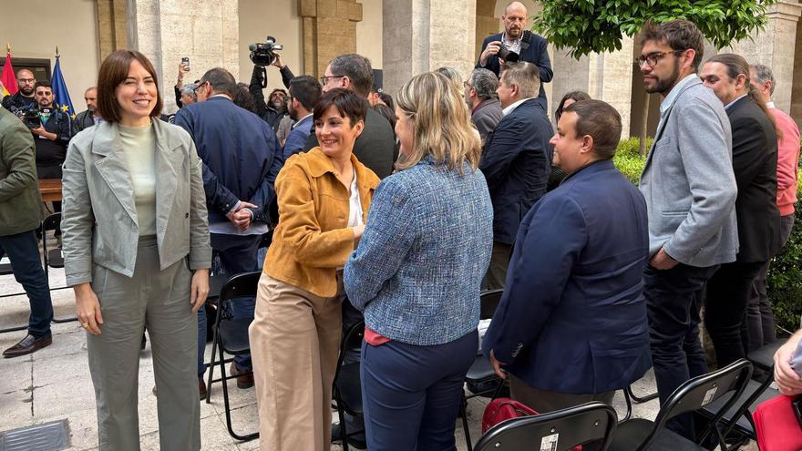 Andrés Gomis, a la dreta, en l'acte presidit per les ministres Diana Morant i Isabel Rodríguez.