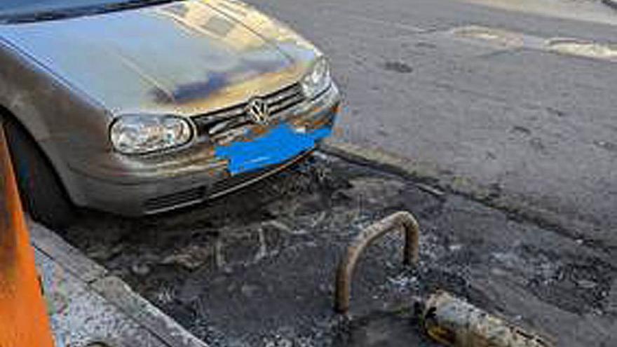 El segundo coche quemado en la Avenida das Caldas.   | // I.O.