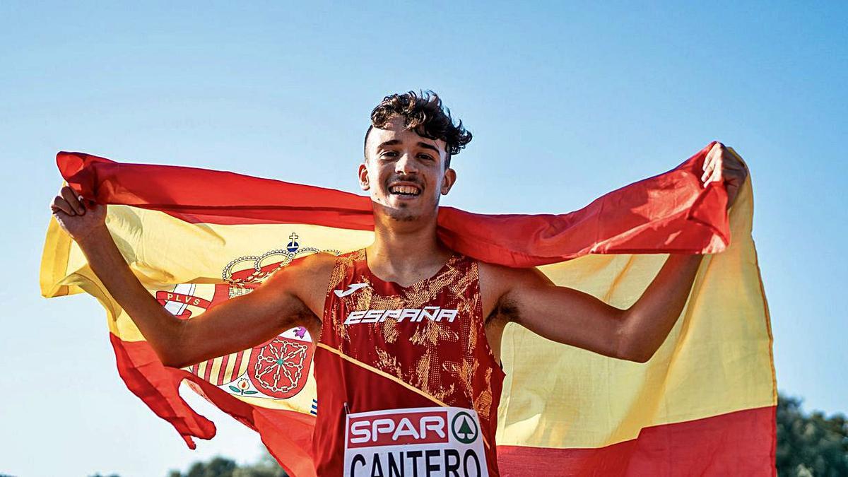 David Cantero posa con la bandera de España tras cruzar la meta en segunda posición.  | FACV/SPORTMEDIA 