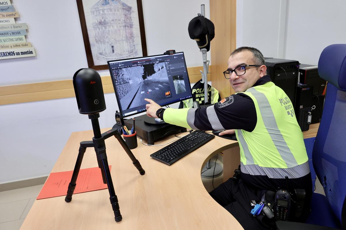 Juan Martínez Elvira, subinspector del Grupo de Atestados de la Policía Local de Murcia, en las dependencias del grupo, ante un ordenador.