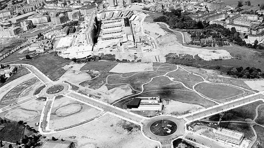 Vista general del nuevo Hospital (al fondo) junto a los terrenos de Prado de la Vega y el campo de Matalablima en la parte inferior izquierda de la imagen.