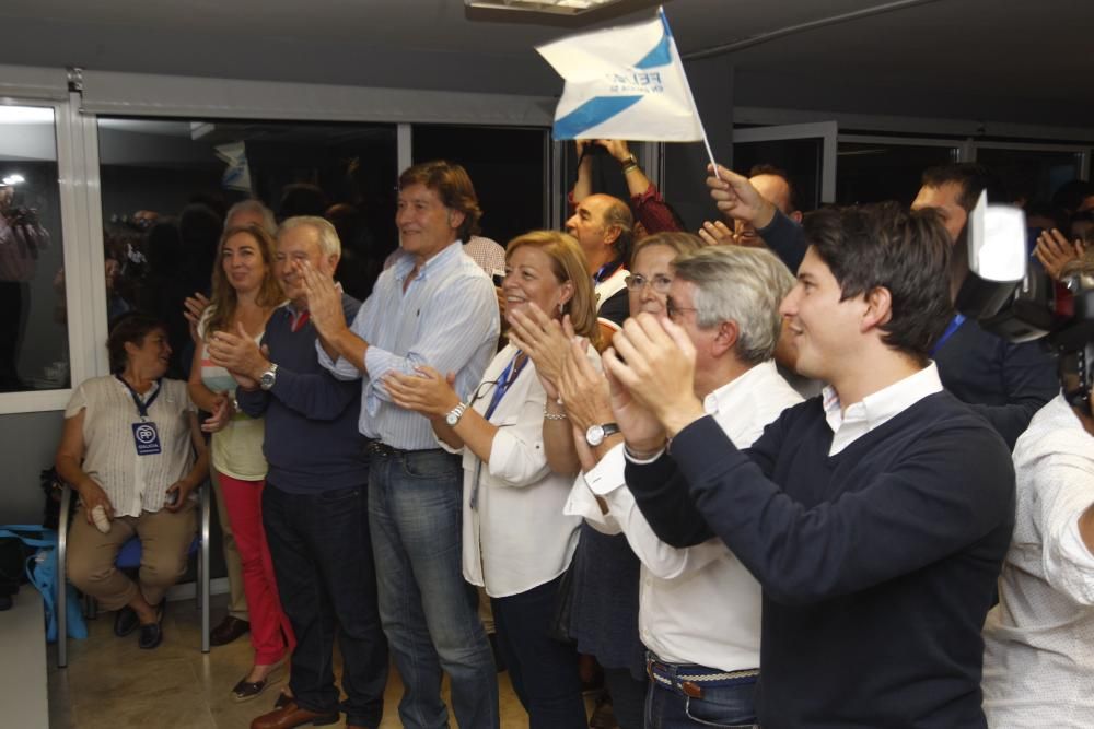 Varias decenas de personas se acercaron a la sede de los populares en la calle Urzaíz para celebrar junto al PP vigués la mayñría absoluta de Núñez Feijóo