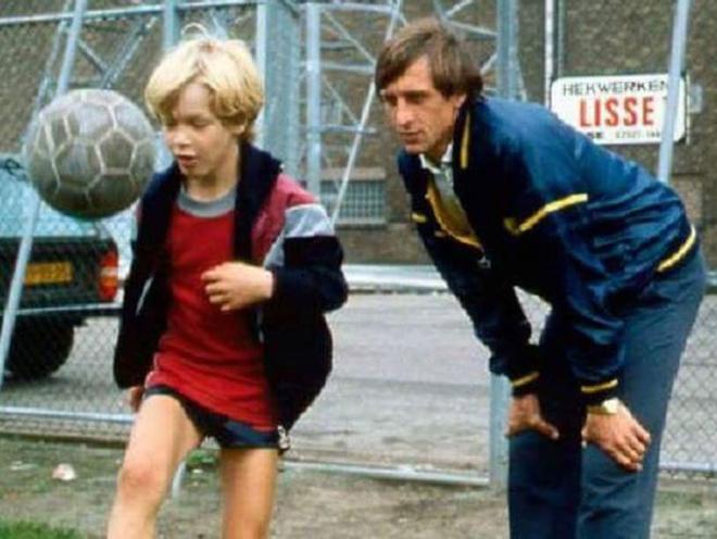 Johan Cruyff jugando a fútbol con su hijo Jordi
